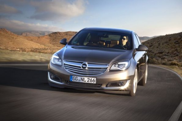 Die Fahrzeugfront des Opel Insignia Fünftürer