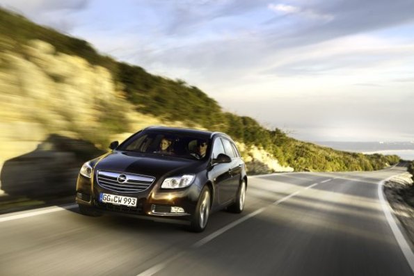 Fahraufnahme mit der Front des Opel Insignia Sports Tourer