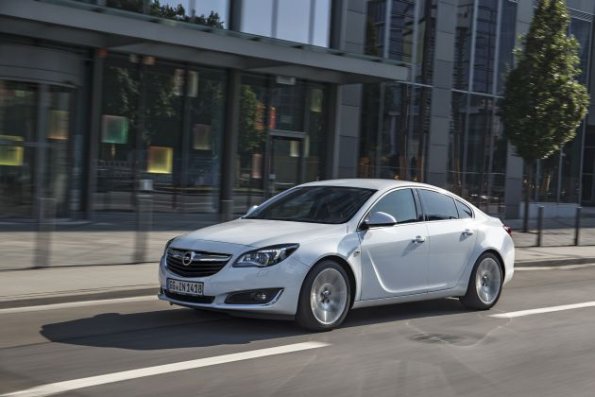 Front- und Seitenansicht des Opel Insignia Viertürer