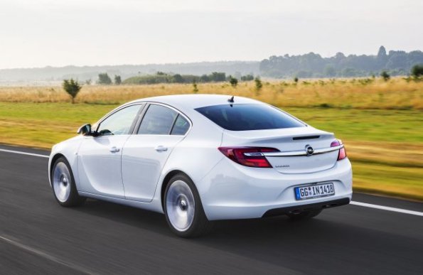 Heck- und Seitenansicht des Opel Insignia Viertürer