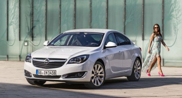 Front- und Seitenansicht des Opel Insignia Viertürer