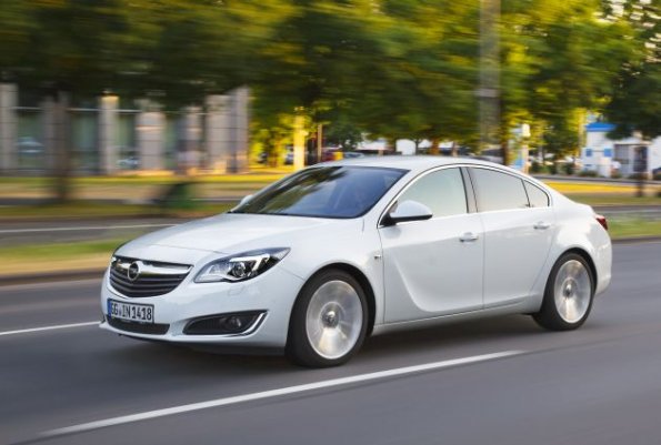 Die Front- und Seitenpartie des Opel Insignia Viertürer