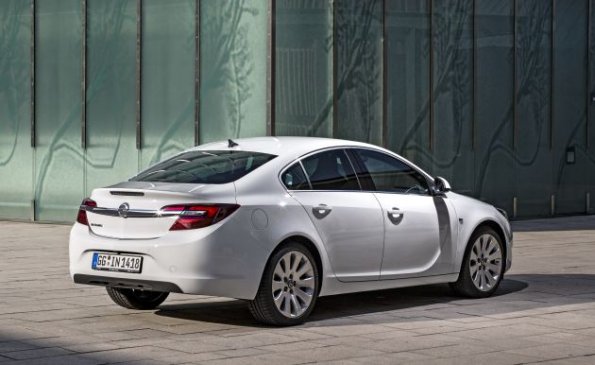 Die Heckpartie des Opel Insignia Viertürer