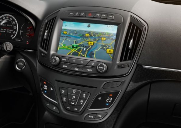 Die Detailaufnahme zeigt das Infotainment-System des Opel Insignia Viertürer