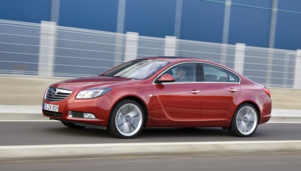 Eine Seitenansicht des Opel Insignia