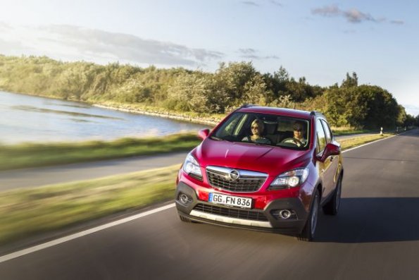 Die Fahraufnahme zeigt den Opel Mokka in der Frontansicht 