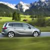 <p>Fahraufnahme mit der Seitenansicht des Opel Zafira Tourer</p>