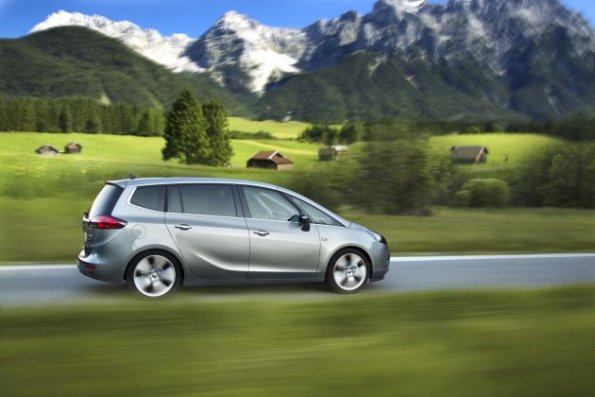 Fahraufnahme mit der Seitenansicht des Opel Zafira Tourer