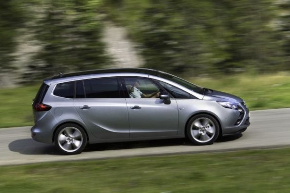 Fahraufnahme mit der Fahrzeugseite des Opel Zafira Tourer