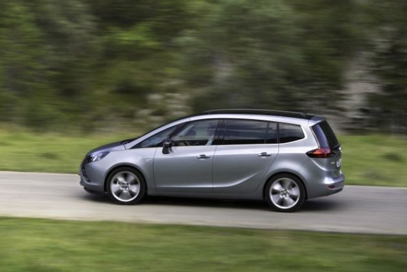 Die Seitenansicht des Opel Zafira Tourer