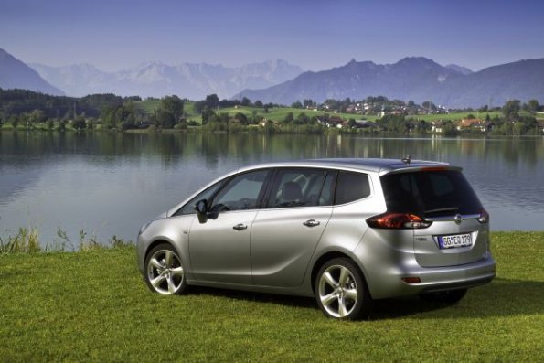 Heck- und Seitenansicht des Opel Zafira Tourer