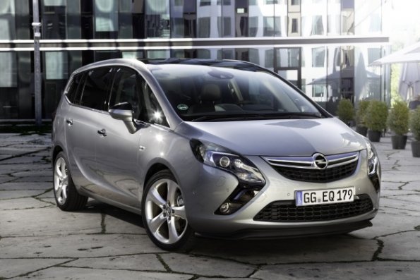 Die Front- und Seitenansicht des Opel Zafira Tourer 