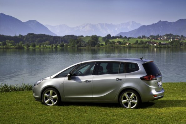 Die seitliche Perspektive des Opel Zafira Tourer