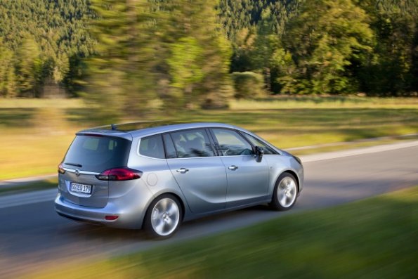 Eine Fahraufnahme mit der Heckpartie des Opel Zafira Tourer