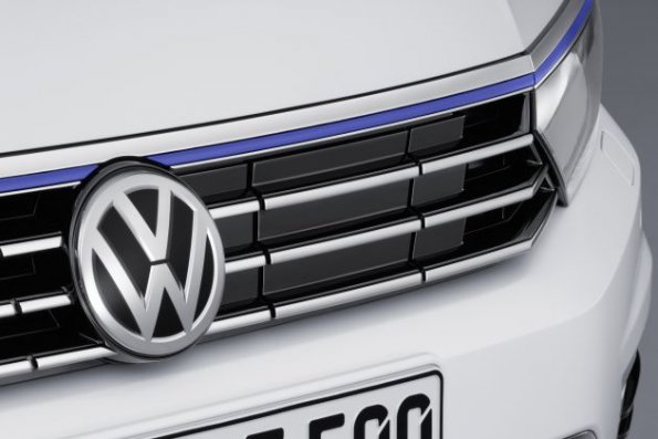 Die feine blaue Linie kennzeichnet den Passat Variant GTE