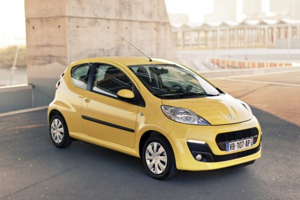 Die Front- und Seitenansicht des Peugeot 107