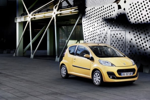 Die Seitenpartie des Peugeot 107