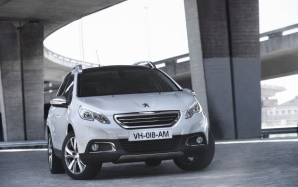 Der Peugeot 2008 von vorn aufgenommen 