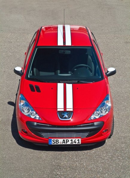 Die Aufnahme zeigt die Dekor-Doppelstreifen auf der Karosserie, an denen sich das Sondermodell Peugeot 206+ Street Racing leicht erkennen lässt