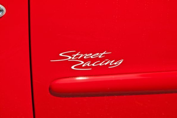 Das Label an der Außentür des Peugeot 206+ Street Racing in einer Detailaufnahme