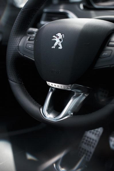 Detailaufnahme des Lenkrades im Peugeot 208