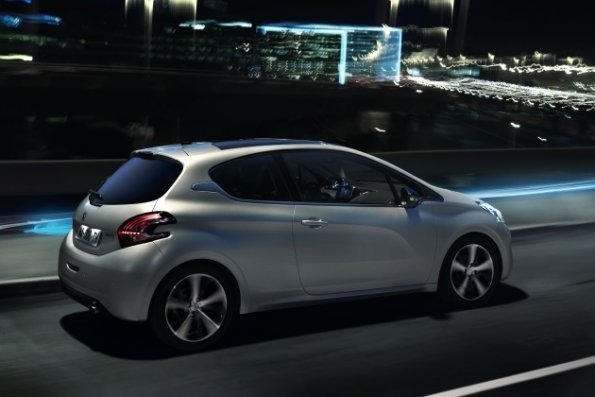 Die Seiten- und Heckpartie des Peugeot 208