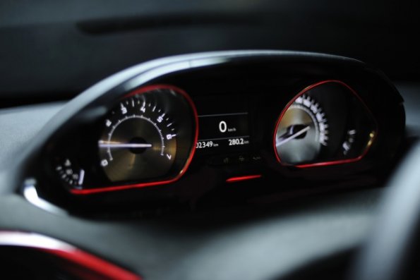 Die Instrumente im Peugeot 208 GTI Concept in einer Detailaufnahme