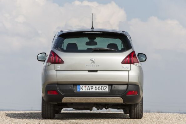 Das Heck des Peugeot 3008 Hybrid 