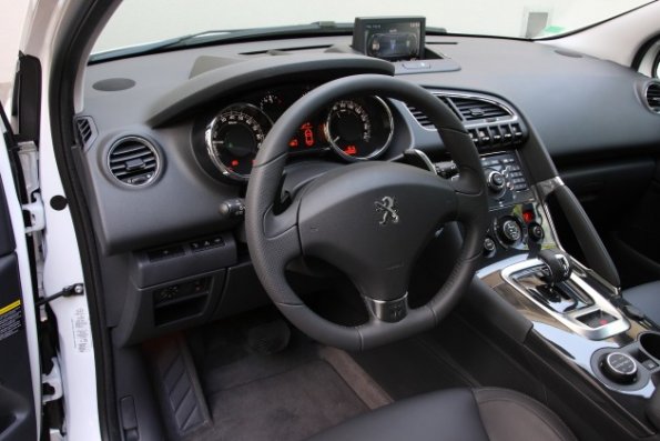 Das Cockpit im Peugeot 3008 Hybrid4