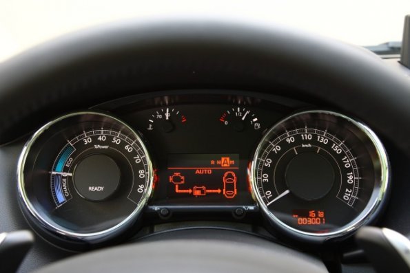 Detailaufnahme der Instrumente im Peugeot 3008 Hybrid4