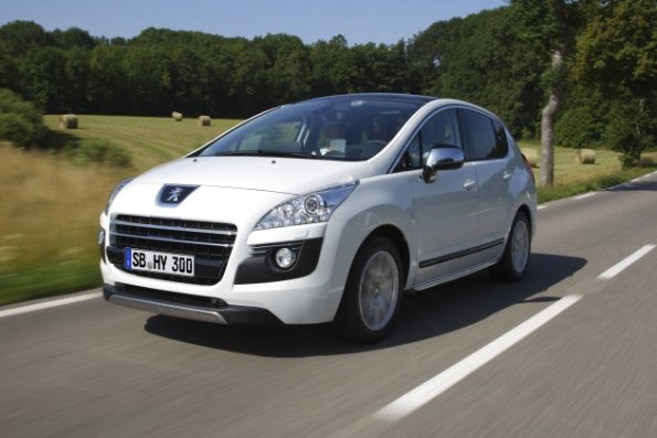 Die Frontpartie des Peugeot 3008 Hybrid4