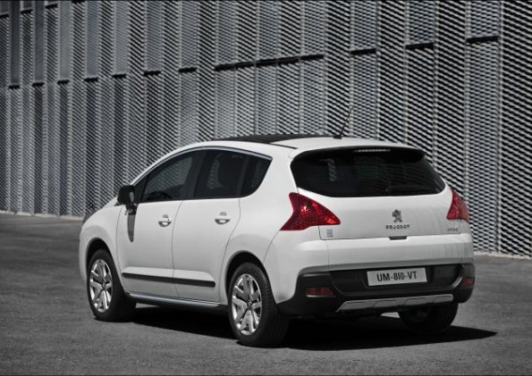 Heck- und Seitenansicht des Peugeot 3008 Hybrid4