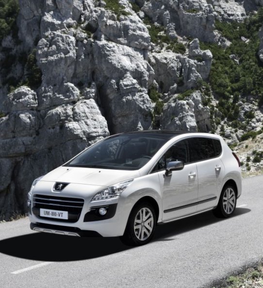 Front- und Seitenansicht des Peugeot 3008 Hybrid4: Branchenkenner rechnen mit einem Preis von 35.000 Euro aufwärts.