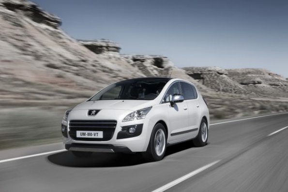 Eine Fahraufnahme des Peugeot 3008 Hybrid4: Rund drei Kilometer rein elektrisches Fahren soll möglich sein