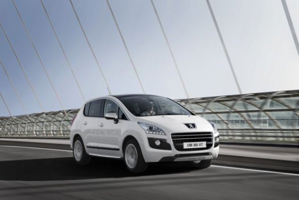 Front- und Seitenansicht des Peugeot 3008 Hybrid4