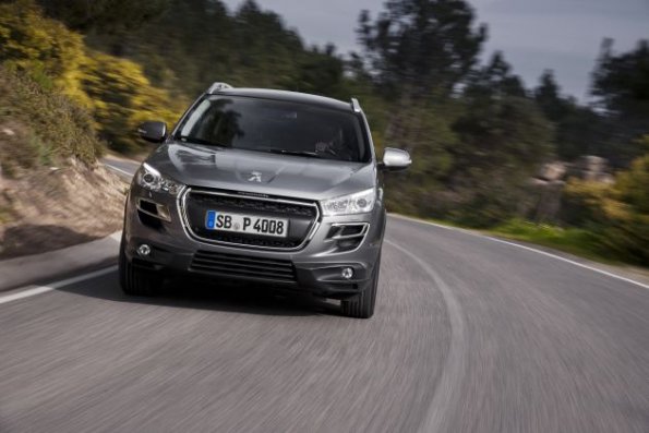 Fahraufnahme mit der Frontansicht des Peugeot 4008