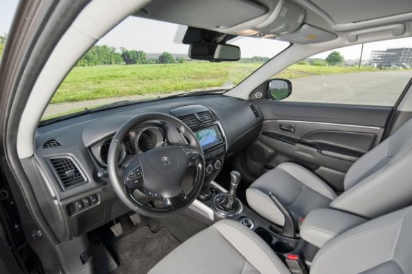 Die erste Sitzreihe und die Armaturentafel im Peugeot 4008