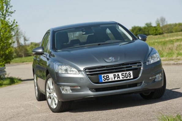 Die Frontansicht des Peugeot 508 Hybrid