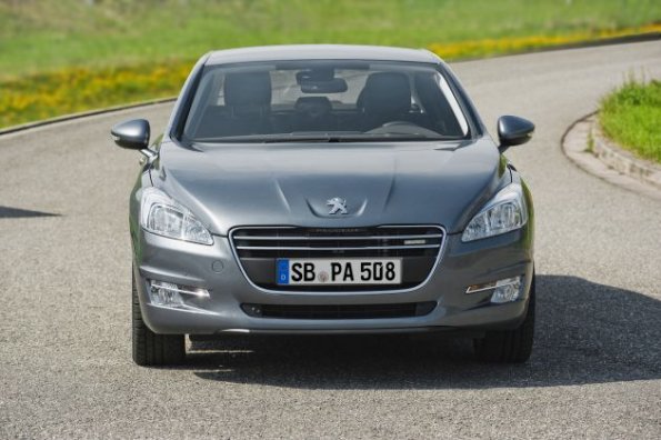 Der Peugeot 508 Hybrid von vorn aufgenommen