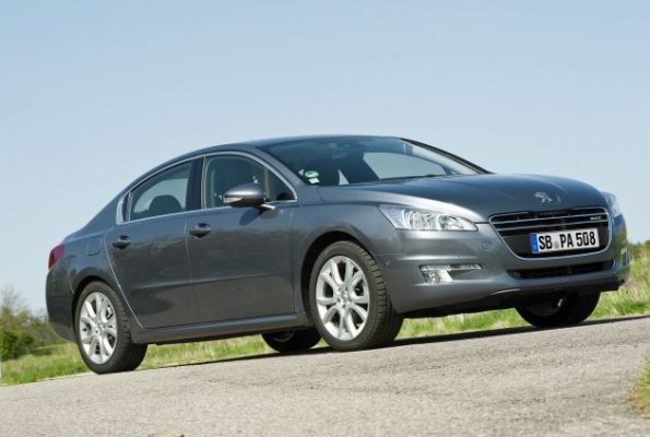 Die Seiten- und Frontpartie am Peugeot 508 Hybrid