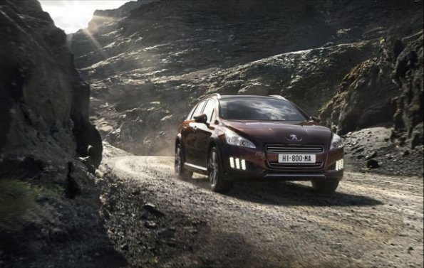 Eine Fahraufnahme des Peugeot 508 RXH