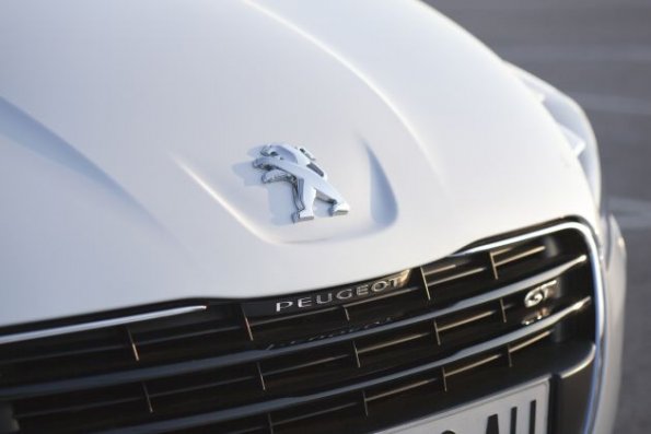 Die Motorhaube des Peugeot 508 ist markant mit dem Firmenlogo versehen