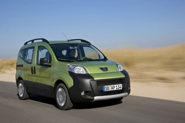 Die Außenaufnahme zeigt den Peugeot Bipper Tepee in der Frontansicht