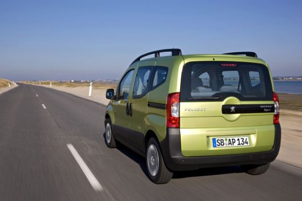 Eine Außenaufnahme mit der Heckansicht des Peugeot Bipper Tepee