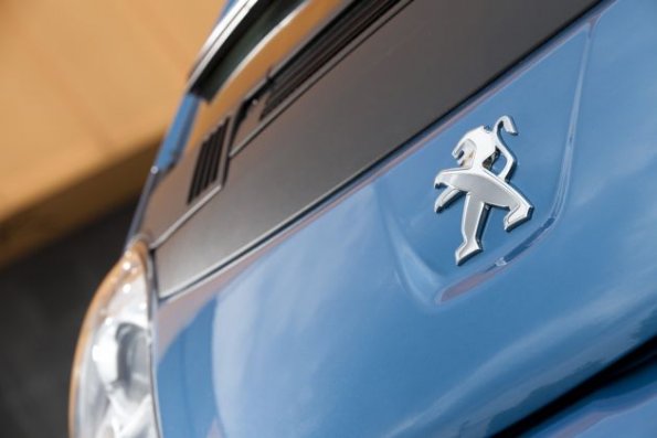 Das Logo des Peugeot iOn