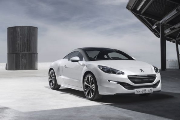 Der Peugeot RCZ in der Front- und Seitenansicht 