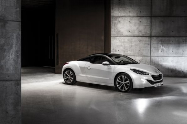 Front- und Seitenpartie des Peugeot RCZ