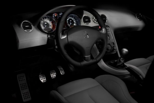 Die Innenaufnahme zeigt das Cockpit des Peugeot RCZ