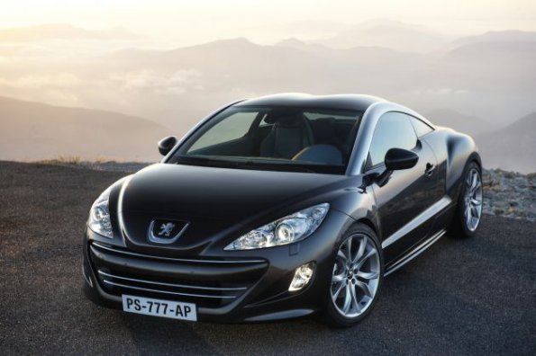 Frontansicht des Peugeot RCZ: Unter der Motorhaube werkeln zwei Benziner und ein Diesel