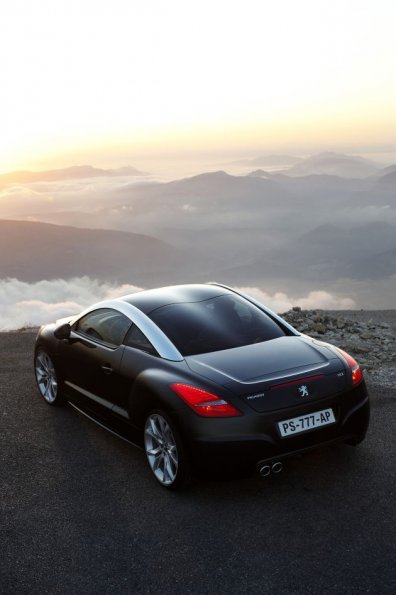 Ein Blick aus einer leicht erhöhten Perspektive auf den Peugeot RCZ